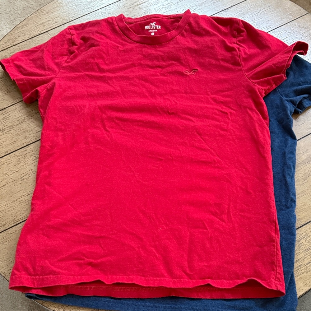 2 like new Hollister Icon crew t-shirts - Picture 2 of 5
